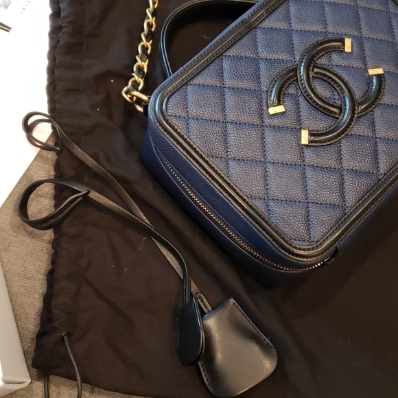 ❗SOLD❗Chanel Two-tone Medium Filigree Vanity Case - Picture 3 of 16